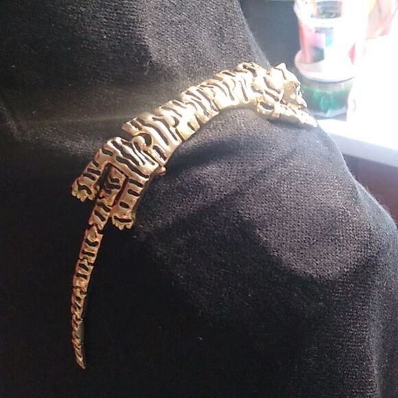 Over the Shoulder Articulated 1980 Gold/Black Panther Brooch with Green Eyes - Picture 3 of 11